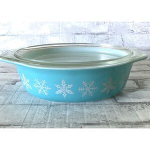 Pyrex Turquoise Snowflake 2.5 qt Casserole with Lid (small chip)